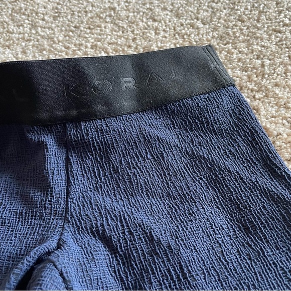 Koral Knockout Crop Leggings Women’s XS Navy Textured Compression Stretch - Picture 3 of 10